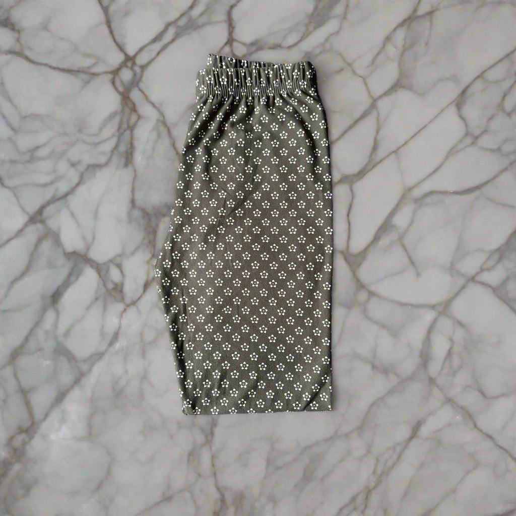 Black leggings with tiny white flowers design